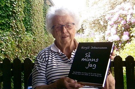 Birgit Johansson visar sin bok "Så minns jag".